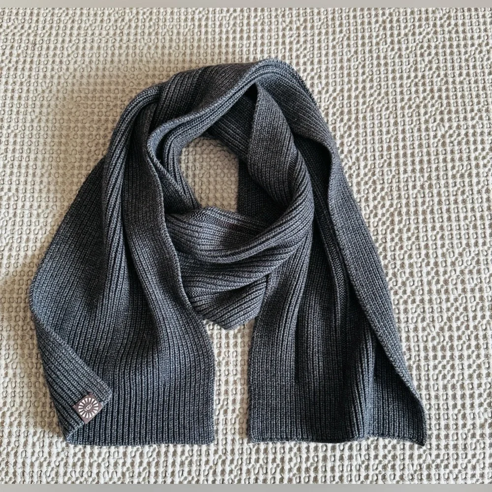 UGG Dark Gray Chunky Rib Knit Scarf Soft Warm Acrylic Blend Winter Accessory EUC